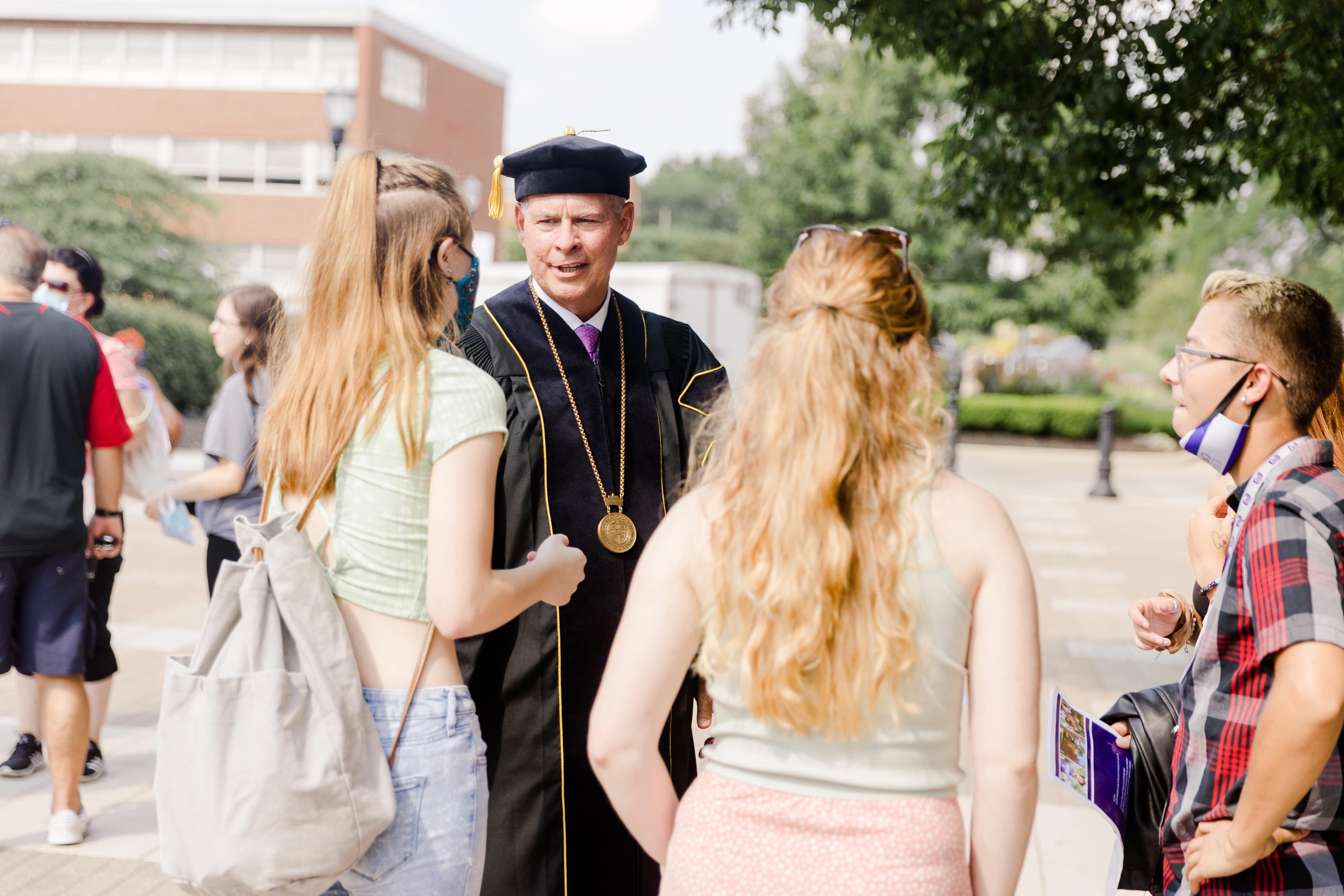 President 考夫曼 Talking With Students